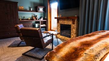 Grand Room, 2 Queen Beds | Living area | 55-inch LCD TV with satellite channels