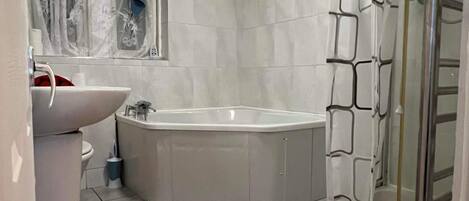 Dormitorio compartido, 1 habitación | Amenidades de baño