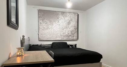 Room in House - Downtown Delight - Superior Double Room