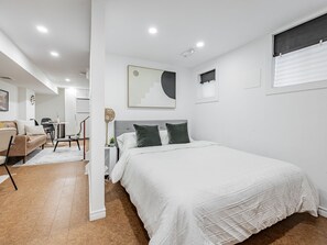 1 bedroom, WiFi, bed sheets - Urban 1BR Lower Suite in the Heart of the Junction (Toronto)