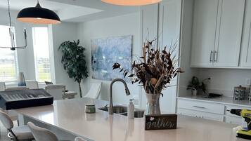 Réfrigérateur, four à micro-ondes, un four, surface de cuisson