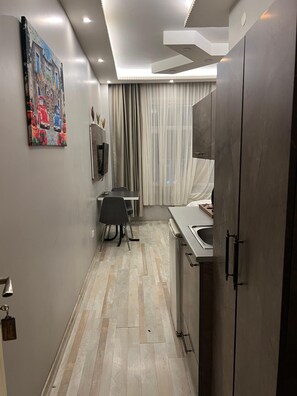Habitación básica | Cocina privada | Frigobar, tetera eléctrica, molino para café y utensilios de cocina 