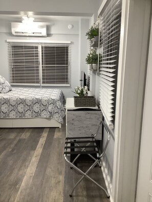 1 dormitorio, tabla de planchar con plancha, wifi y ropa de cama