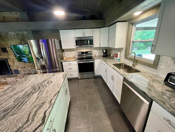 Fridge, microwave, oven, stovetop - Luxury Cabin on 4 Private Acres ~ Arts & Crafts Community ~ Old Chapel Way  (Gatlinburg)