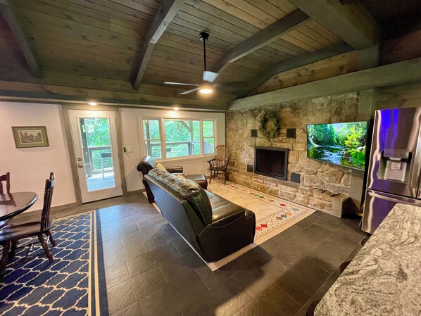 Smart TV, fireplace - Luxury Cabin on 4 Private Acres ~ Arts & Crafts Community ~ Old Chapel Way (Gatlinburg)