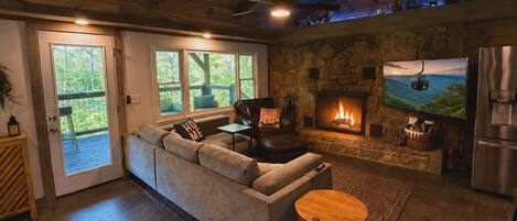 Una Smart TV, una chimenea