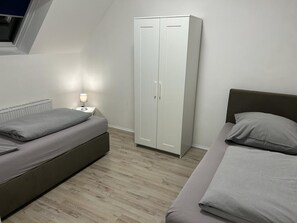 3 chambres, fer et planche à repasser, Wi-Fi, draps fournis
