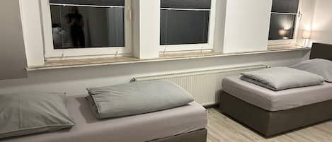 3 habitaciones, tabla de planchar con plancha, wifi y ropa de cama