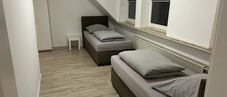 3 habitaciones, tabla de planchar con plancha, wifi y ropa de cama