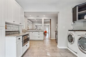 Fridge, microwave, oven, stovetop - City Oasis - Centrally located, family-sized house w/ pool & sun room (Tampa)