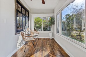 Interior - City Oasis - Centrally located, family-sized house w/ pool & sun room (Tampa)