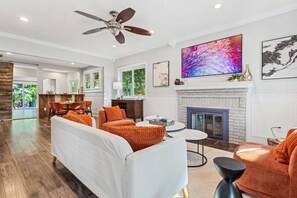 Smart TV, video games - City Oasis - Centrally located, family-sized house w/ pool & sun room (Tampa)