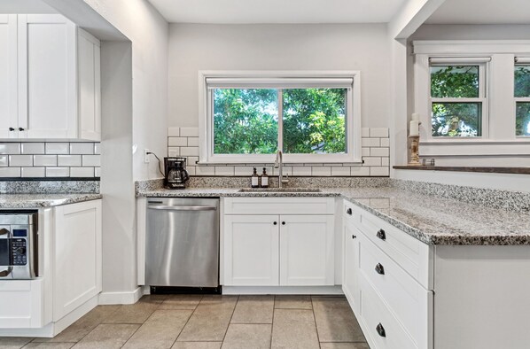 Fridge, microwave, oven, stovetop - City Oasis - Centrally located, family-sized house w/ pool & sun room (Tampa)