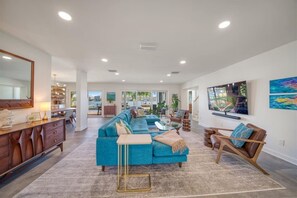 Smart-TV, Bücher, Stereoanlage