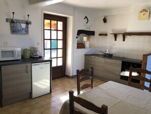 Een microgolfoven, een oven