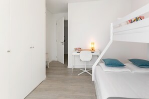 2 bedrooms, iron/ironing board, travel cot, Internet