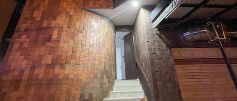 Una escalera que lleva a la entrada de un edificio de noche.