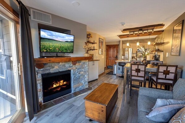 Smart TV, fireplace