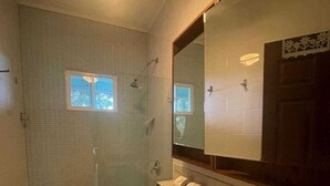 シャワー、タオル、トイレットペーパー