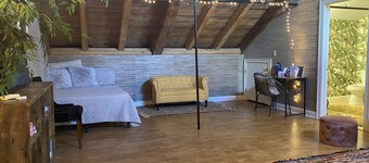 Beautiful Spacious Loft Style Townhome, 10 mins from train station and airport!
