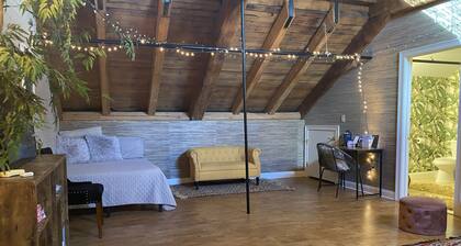 Beautiful Spacious Loft Style Townhome, 10 mins from train station and airport!