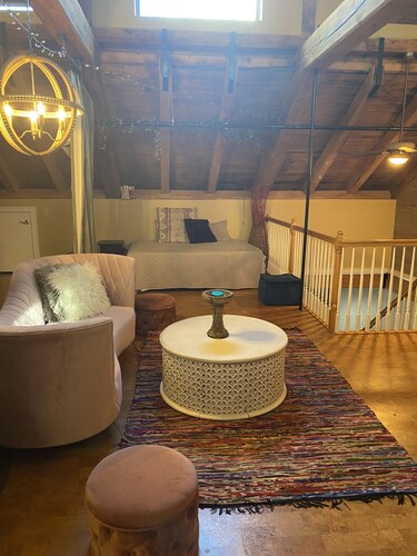 Beautiful Spacious Loft Style Townhome, 10 mins from train station and airport!

