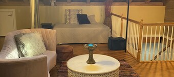 Beautiful Spacious Loft Style Townhome, 10 mins from train station and airport!
