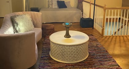 Beautiful Spacious Loft Style Townhome, 10 mins from train station and airport!