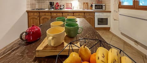 Een koelkast, een oven, een kookplaat, een koffiezetapparaat/waterkoker
