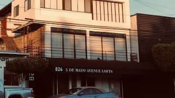 A building with the sign '824 5 de Mayo Avenue Lofts'.