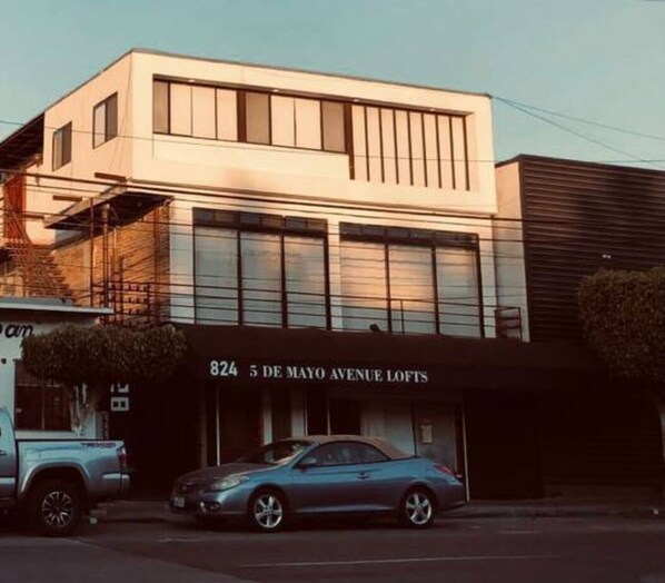 A building with the sign '824 5 de Mayo Avenue Lofts'. - 5 de Mayo Boutique Loft (Tijuana)
