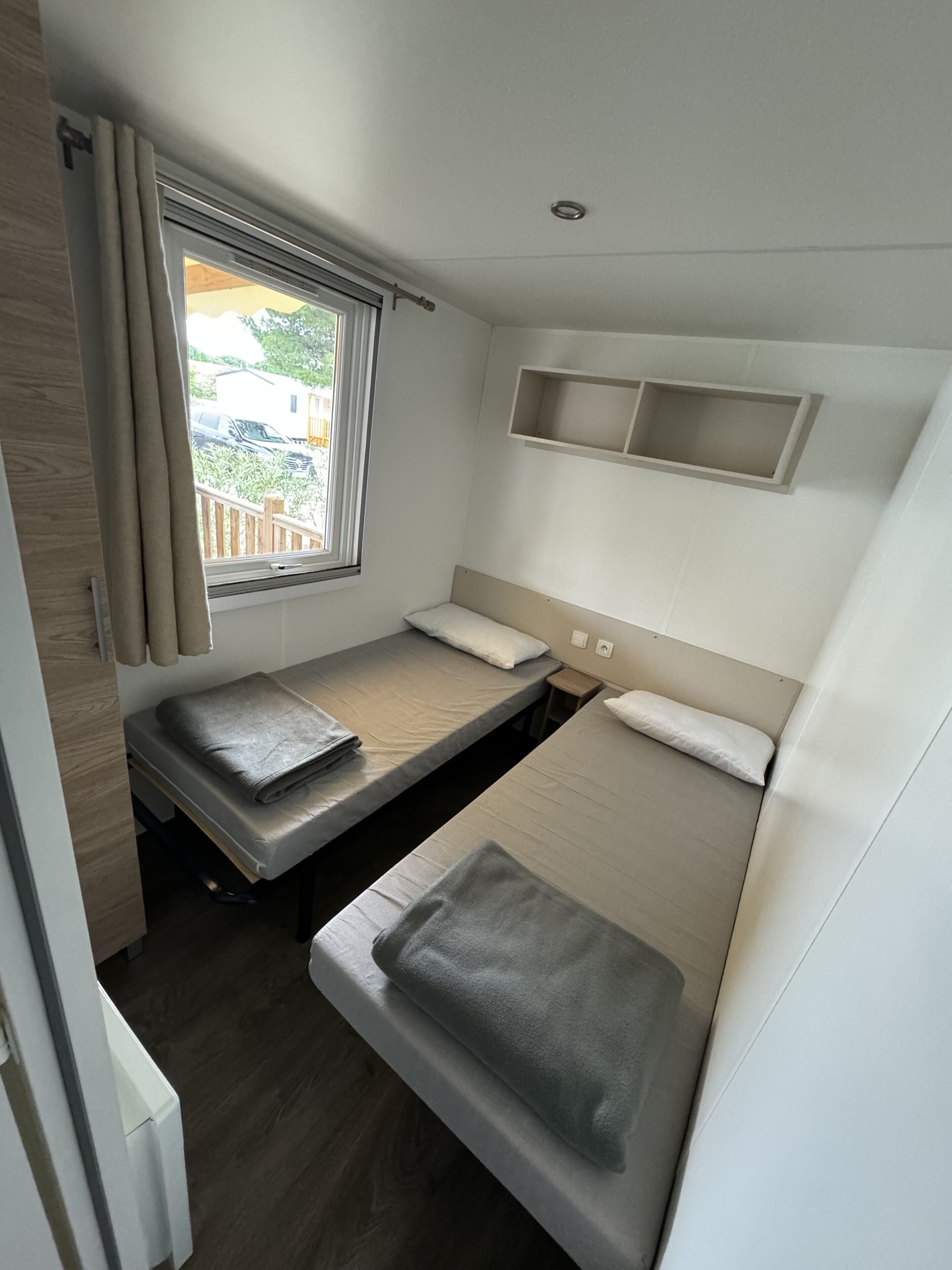 3 makuuhuonetta, silitysrauta/-lauta, vauvan matkasänky