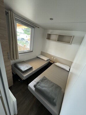 3 dormitoris, planxa i posts de planxar i un bressol de viatge 