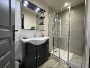 Shower, towels