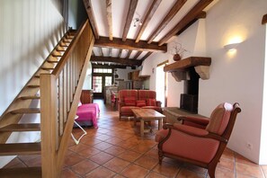 TV, fireplace - Zamatelua 2 - Sare - Gîte (SARE)