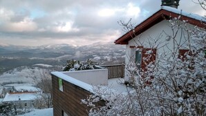 Un quartier résidentiel enneigé offrant une vue sur des montagnes lointaines.