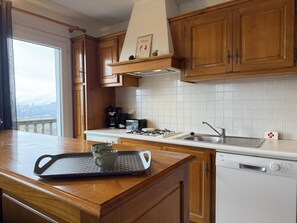 Kjøleskap, mikrobølgeovn og oppvaskmaskin