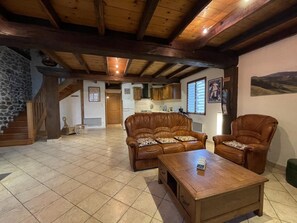 Een televisie en een dvd-speler