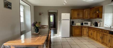 Een koelkast, een magnetron, een oven, een vaatwasser