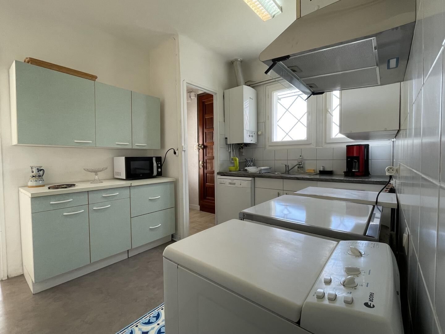 Réfrigérateur, micro-ondes, lave-vaisselle