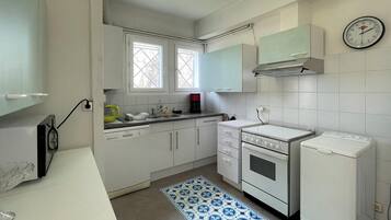 Een koelkast, een microgolfoven, een vaatwasser