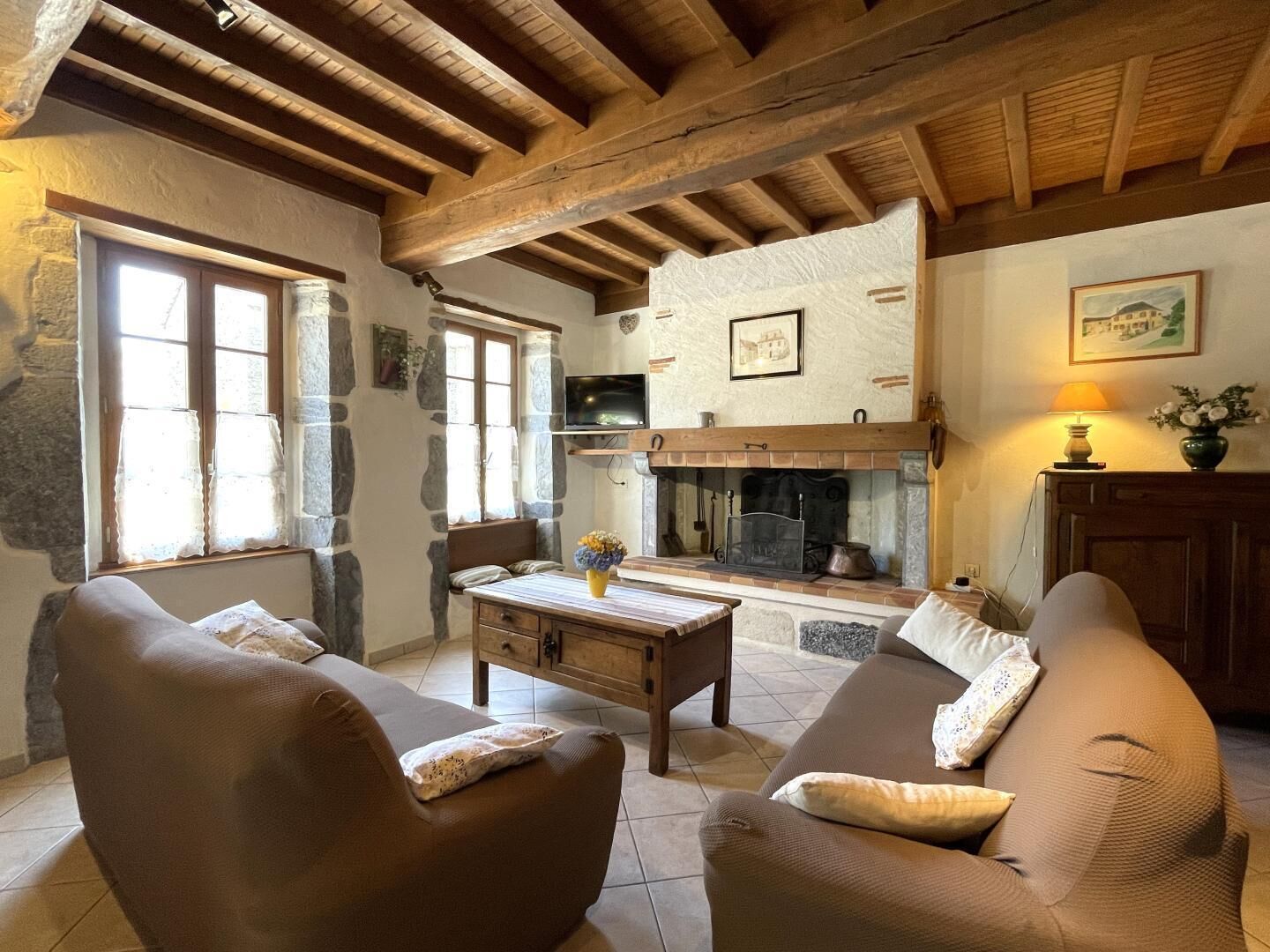 TV, fireplace