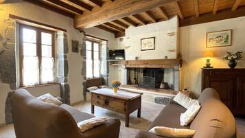 TV, fireplace
