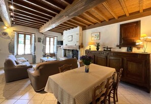 Televisión y chimenea 