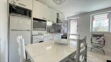 Een koelkast, een microgolfoven, een vaatwasser