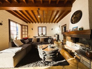 TV, fireplace - LE CAILHABAS - LESCUN (LESCUN)