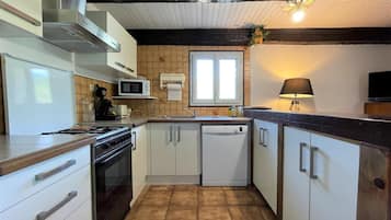 Frigorifero, microonde, piano cottura, lavastoviglie