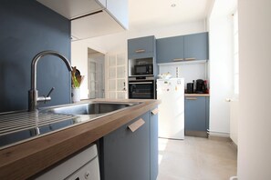 Kylskåp, mikrovågsugn, ugn och diskmaskin