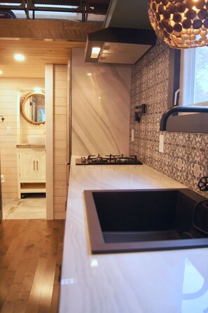 Kjøleskap, mikrobølgeovn, kokeplater og oppvaskmaskin