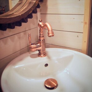 Sèche-cheveux, serviettes fournies